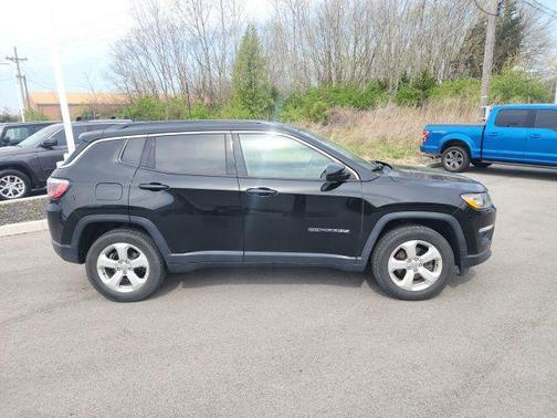 Diamond Black Crystal Pearlcoat 2018 Jeep Compass Latitude