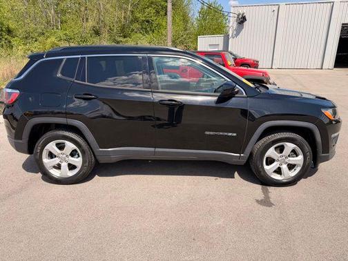 Diamond Black Crystal Pearlcoat 2018 Jeep Compass Latitude