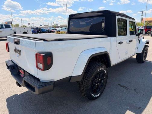 Bright White Clearcoat 2022 Jeep Gladiator Willys