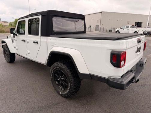 Bright White Clearcoat 2022 Jeep Gladiator Willys