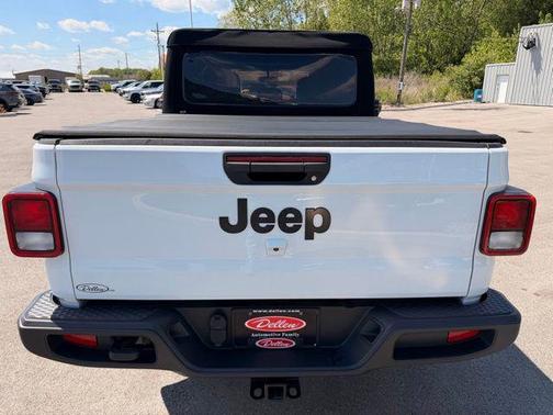Bright White Clearcoat 2022 Jeep Gladiator Willys