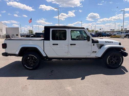 Bright White Clearcoat 2022 Jeep Gladiator Willys