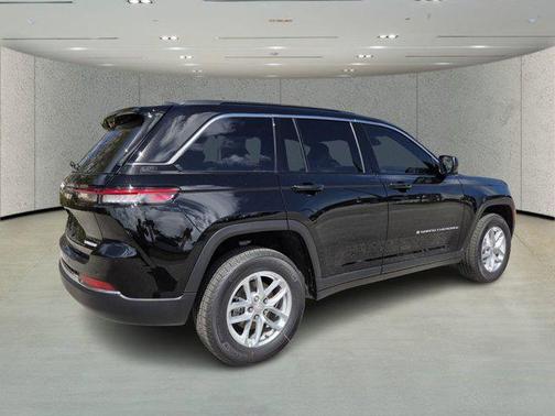 Diamond Black Crystal Pearlcoat 2026 Jeep Grand Cherokee Altitude