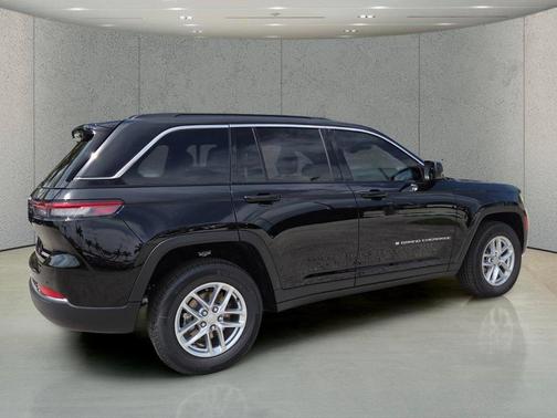 Diamond Black Crystal Pearlcoat 2026 Jeep Grand Cherokee Laredo
