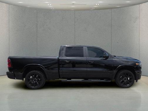 Diamond Black Crystal Pearlcoat 2025 RAM 1500 Laramie