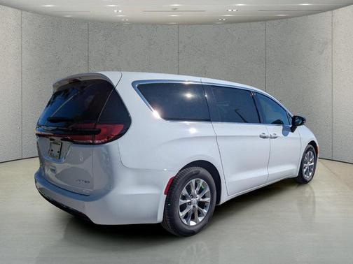 Bright White Clearcoat 2026 Chrysler Pacifica Limited
