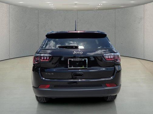 Diamond Black Crystal Pearlcoat 2026 Jeep Compass Latitude