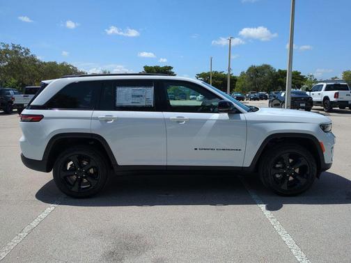 Bright White Clearcoat 2025 Jeep Grand Cherokee Limited