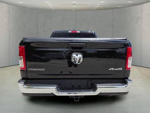 Diamond Black Crystal Pearlcoat 2024 RAM 1500 Big Horn/Lone Star