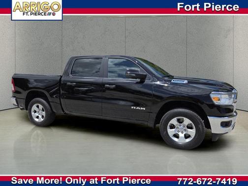 Diamond Black Crystal Pearlcoat 2024 RAM 1500 Big Horn/Lone Star