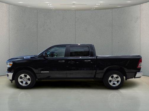 Diamond Black Crystal Pearlcoat 2024 RAM 1500 Big Horn/Lone Star