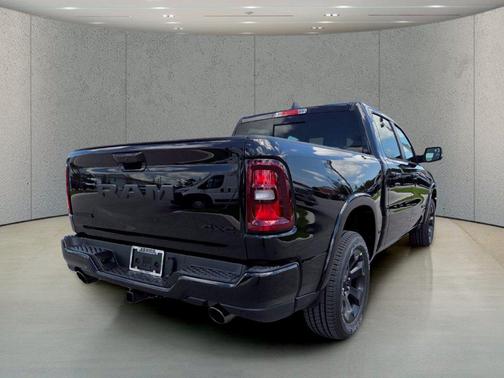 Diamond Black Crystal Pearlcoat 2027 RAM 1500 Big Horn/Lone Star