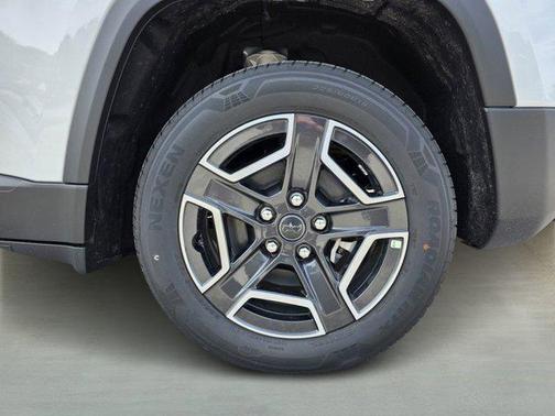 Silver Zynith Clearcoat 2026 Jeep Cherokee Limited