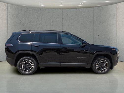 Diamond Black Crystal Pearlcoat 2026 Jeep Cherokee Limited