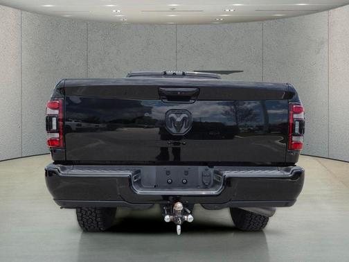 Diamond Black Crystal Pearlcoat 2019 RAM 2500 Laramie Crew Cab 4x4 6'4' Box