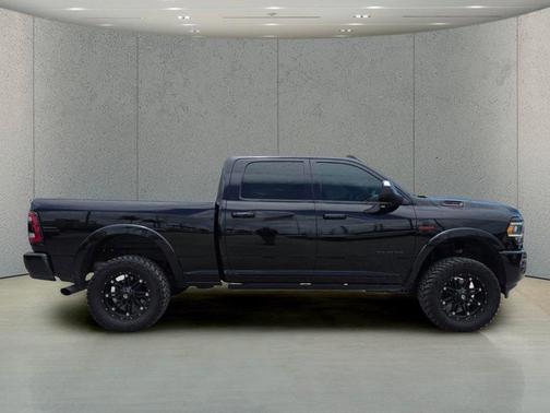 Diamond Black Crystal Pearlcoat 2019 RAM 2500 Laramie Crew Cab 4x4 6'4' Box