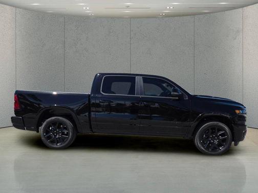 Diamond Black Crystal Pearlcoat 2026 RAM 1500 Laramie