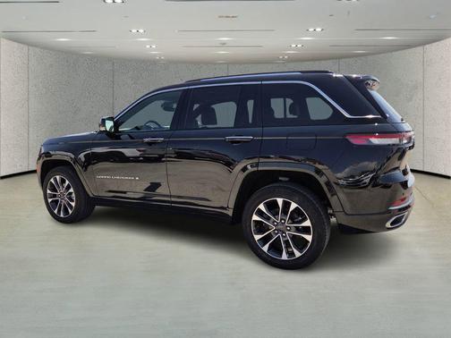 Diamond Black Crystal Pearlcoat 2022 Jeep Grand Cherokee Overland
