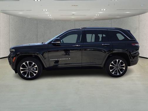 Diamond Black Crystal Pearlcoat 2022 Jeep Grand Cherokee Overland