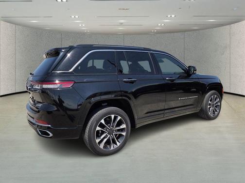 Diamond Black Crystal Pearlcoat 2022 Jeep Grand Cherokee Overland