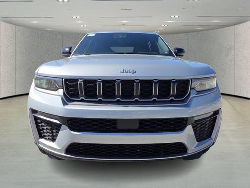 silver zynith 2026 Jeep Grand Cherokee Limited