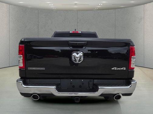 Diamond Black Crystal Pearlcoat 2022 RAM 1500 Big Horn/Lone Star
