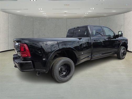 2026 RAM 3500 Limited Crew Cab 4x4 8' Box