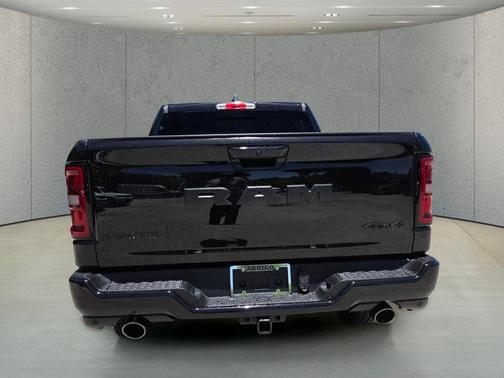 Diamond Black Crystal Pearlcoat 2026 RAM 1500 Big Horn/Lone Star