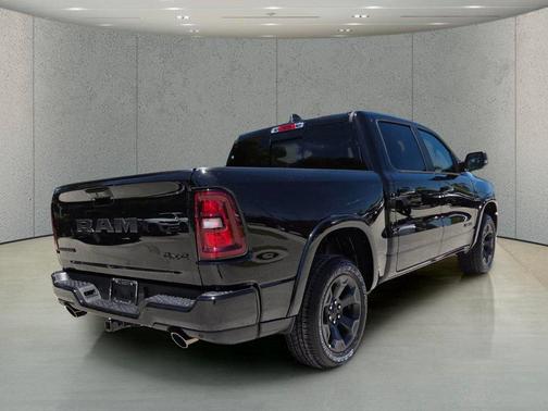 Diamond Black Crystal Pearlcoat 2026 RAM 1500 Big Horn/Lone Star