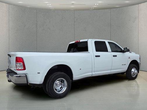 Bright White Clearcoat 2022 RAM 3500 Tradesman Crew Cab 4x4 8' Box