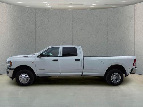 Bright White Clearcoat 2022 RAM 3500 Tradesman Crew Cab 4x4 8' Box