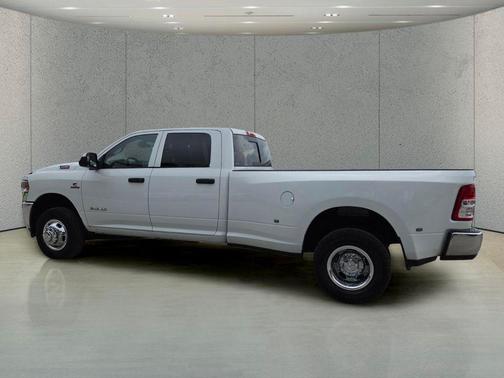 Bright White Clearcoat 2022 RAM 3500 Tradesman Crew Cab 4x4 8' Box