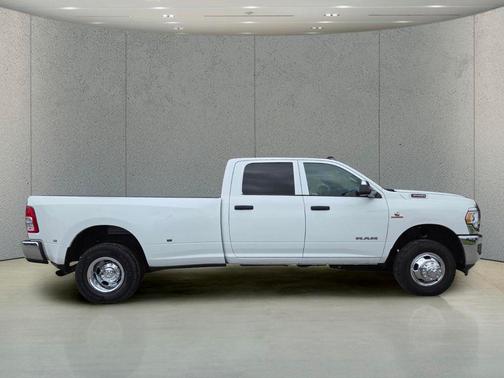 Bright White Clearcoat 2022 RAM 3500 Tradesman Crew Cab 4x4 8' Box