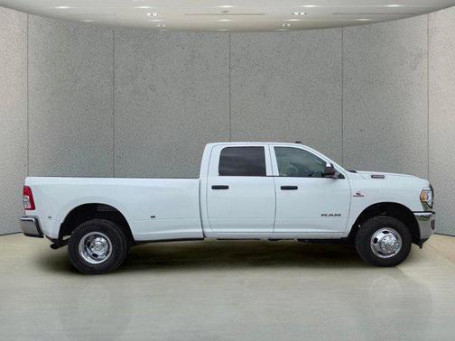 Bright White Clearcoat 2022 RAM 3500 Tradesman Crew Cab 4x4 8' Box