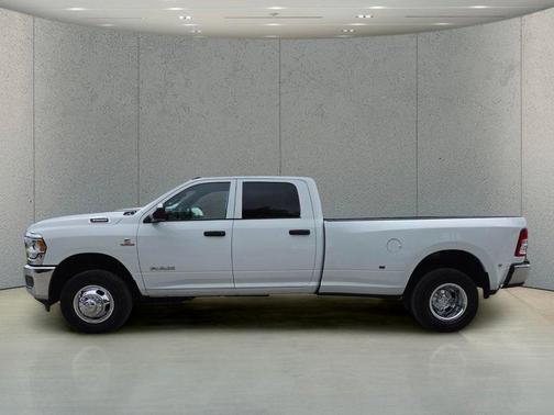 Bright White Clearcoat 2022 RAM 3500 Tradesman Crew Cab 4x4 8' Box