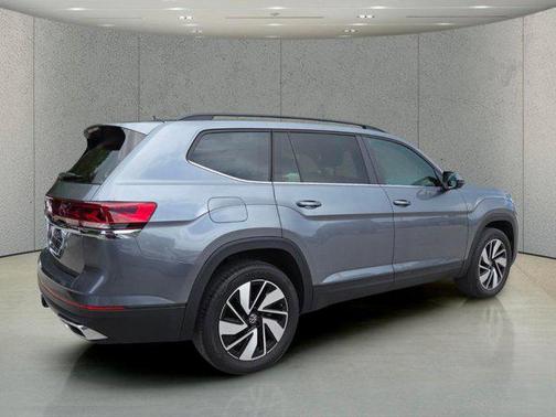 Platinum Gray Metallic 2024 Volkswagen Atlas 2.0T SE w/Technology