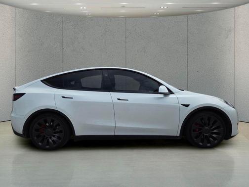 Pearl White Multi-Coat 2023 Tesla Model Y Performance Dual Motor All-Wheel Drive