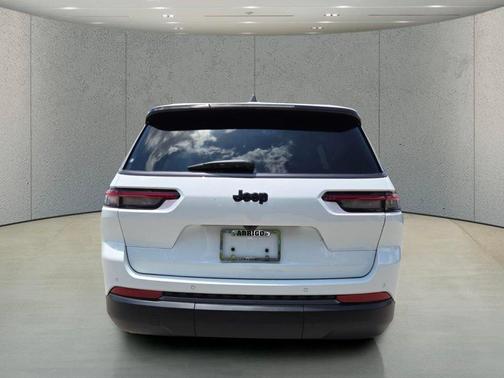 Bright White Clearcoat 2026 Jeep Grand Cherokee L Altitude