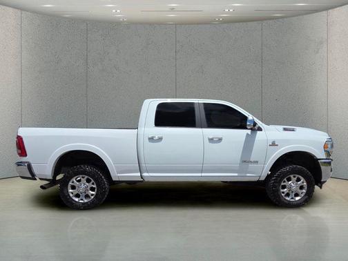 Bright White Clearcoat 2022 RAM 2500 Laramie Crew Cab 4x4 6'4' Box