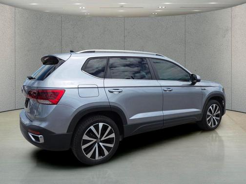 Silver Metallic 2023 Volkswagen Taos 1.5T SE