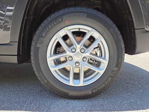 Baltic Gray Metallic Clearcoat 2026 Jeep Grand Cherokee Laredo