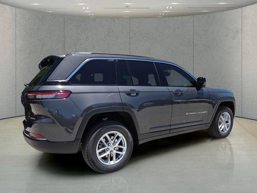 Baltic Gray Metallic Clearcoat 2026 Jeep Grand Cherokee Laredo
