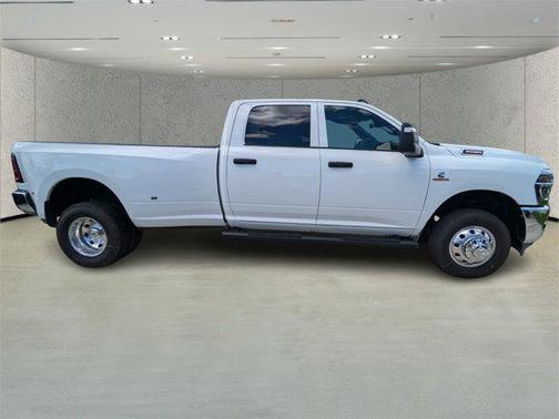 2025 RAM 3500 Tradesman Crew Cab 4x4 8' Box