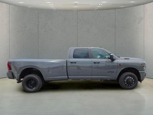 Ceramic White 2026 RAM 3500 Big Horn Crew Cab 4x4 8' Box