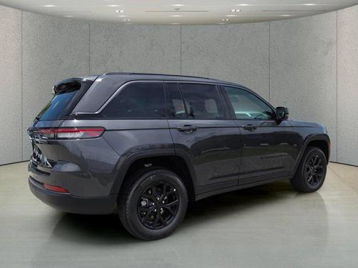Baltic Gray Metallic Clearcoat 2026 Jeep Grand Cherokee Altitude