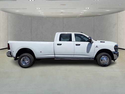 Bright White Clearcoat 2026 RAM 3500 Tradesman Crew Cab 4x4 8' Box