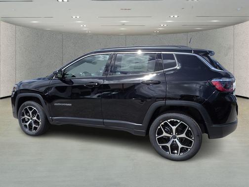 Diamond Black Crystal Pearlcoat 2026 Jeep Compass Limited