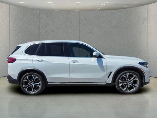 Mineral White Metallic 2023 BMW X5 sDrive40i