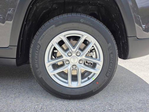 Baltic Gray Metallic Clearcoat 2026 Jeep Grand Cherokee Altitude