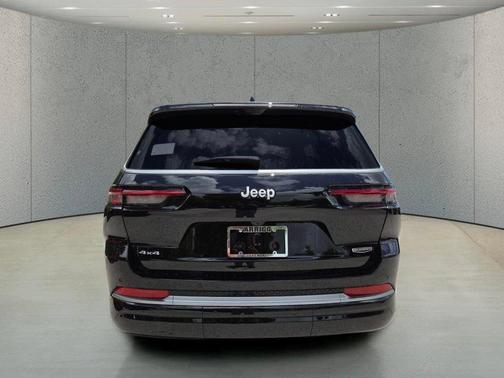 Diamond Black Crystal Pearlcoat 2026 Jeep Grand Cherokee L Summit